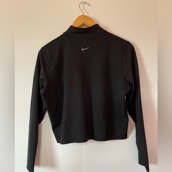 NWT Nike Dri-FIT One Luxe
Women's Long-Sleeve Cropped Top - Picture 3 of 7